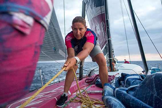 Dee Caffari: de maestra a pionera en la navegación y defensora de los océanos